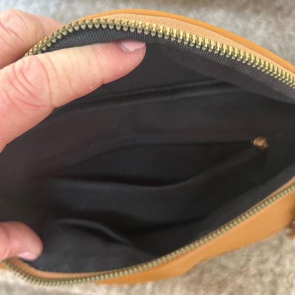 Faux leather hip bag/cross body. Light color. Gold details. Zipper pocket inside - Picture 3 of 8